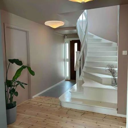 Ons Large Villa, Walking Distance To Town