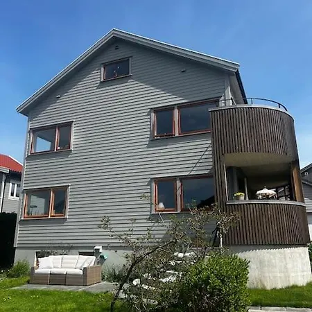 Ons Large Villa, Walking Distance To Town Βίλα